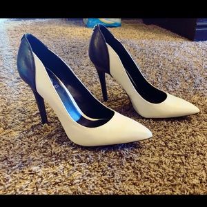 G by GUESS FELICITY BLACK AND WHITE HEELS SZ 7 1/2